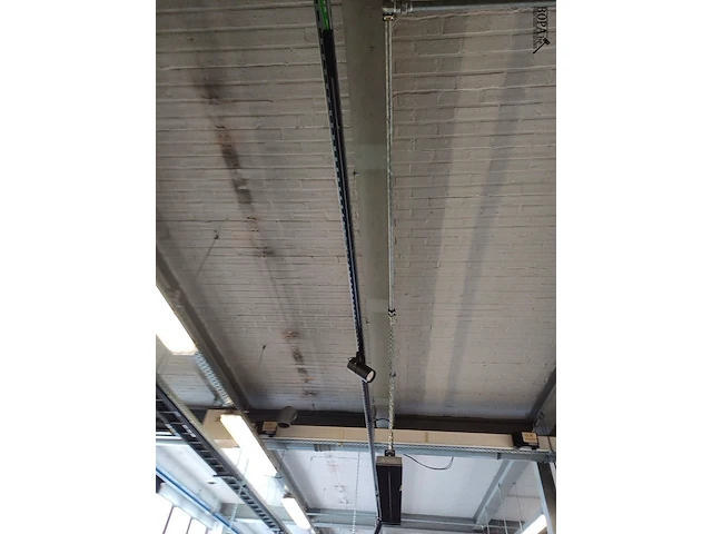 Lot 335 - drie rails met decoratie verlichting zwart. 12 zwarte spots - afbeelding 1 van  6