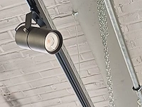 Lot 335 - drie rails met decoratie verlichting zwart. 12 zwarte spots - afbeelding 2 van  6