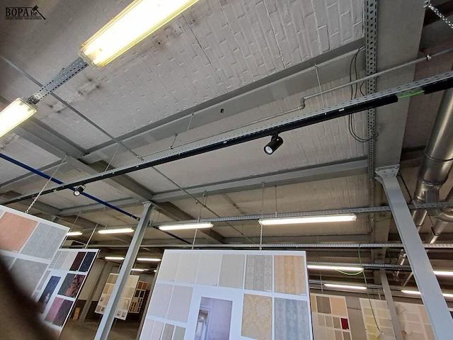 Lot 335 - drie rails met decoratie verlichting zwart. 12 zwarte spots - afbeelding 3 van  6