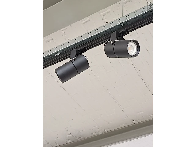 Lot 335 - drie rails met decoratie verlichting zwart. 12 zwarte spots - afbeelding 4 van  6
