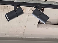 Lot 335 - drie rails met decoratie verlichting zwart. 12 zwarte spots - afbeelding 5 van  6