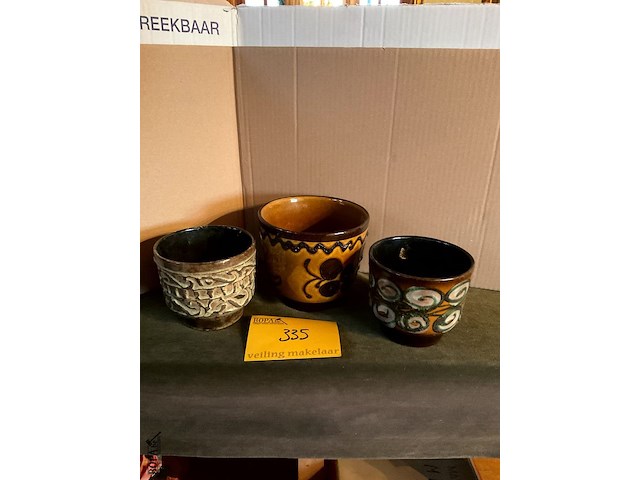 Lot 335 - duitse jardinière keramiek, 3 stuks - afbeelding 1 van  4