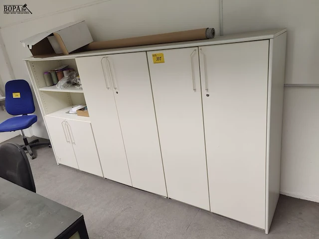 Lot 335 - houten opbergkast - afbeelding 1 van  4