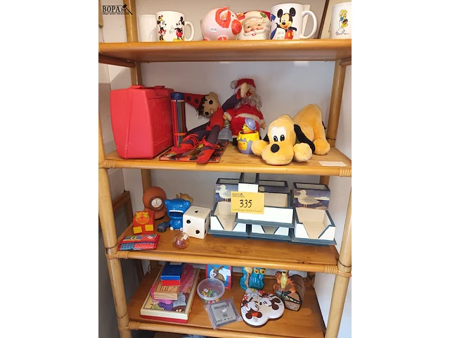 Lot 335 - lot speelgoed. inhoud rek - afbeelding 1 van  4