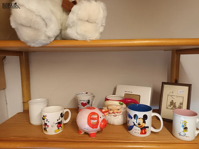 Lot 335 - lot speelgoed. inhoud rek - afbeelding 2 van  4