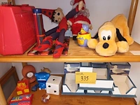 Lot 335 - lot speelgoed. inhoud rek - afbeelding 3 van  4