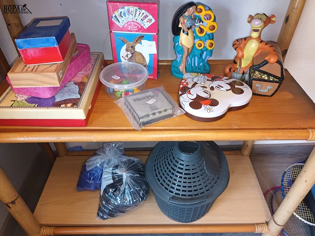 Lot 335 - lot speelgoed. inhoud rek - afbeelding 4 van  4