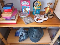 Lot 335 - lot speelgoed. inhoud rek - afbeelding 4 van  4