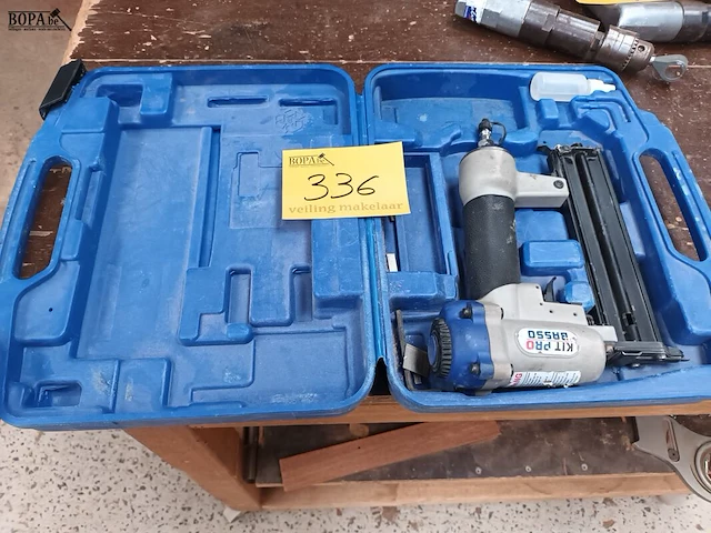 Lot 336 - tacker kit pro basso - afbeelding 1 van  3