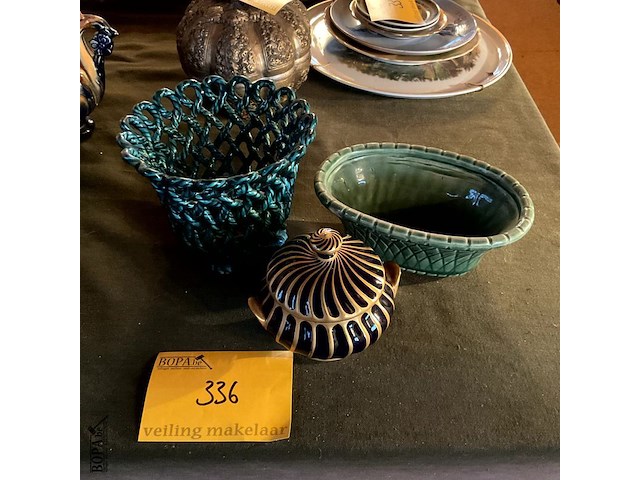 Lot 336 - variatie cachepots en dekselpotje/ceramics belgie en singer - afbeelding 1 van  4