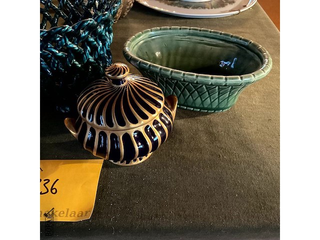 Lot 336 - variatie cachepots en dekselpotje/ceramics belgie en singer - afbeelding 2 van  4