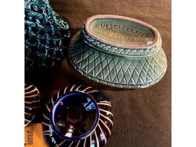 Lot 336 - variatie cachepots en dekselpotje/ceramics belgie en singer - afbeelding 3 van  4