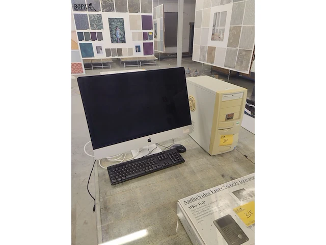 Lot 337 - computer apple en desktop - afbeelding 1 van  4