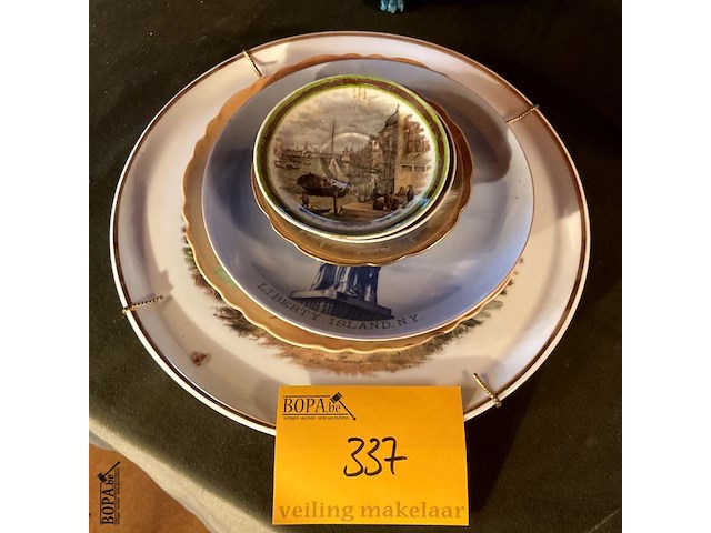 Lot 337 - stapel sierborden - afbeelding 1 van  7