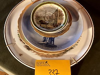 Lot 337 - stapel sierborden - afbeelding 1 van  7