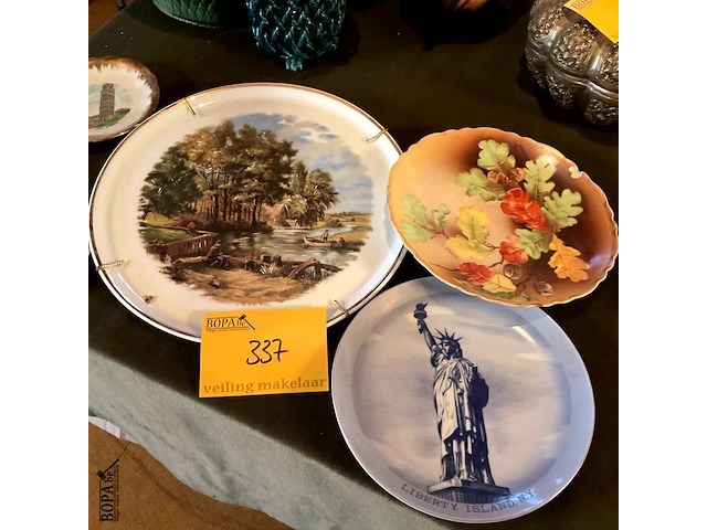 Lot 337 - stapel sierborden - afbeelding 2 van  7