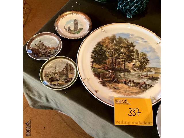 Lot 337 - stapel sierborden - afbeelding 3 van  7
