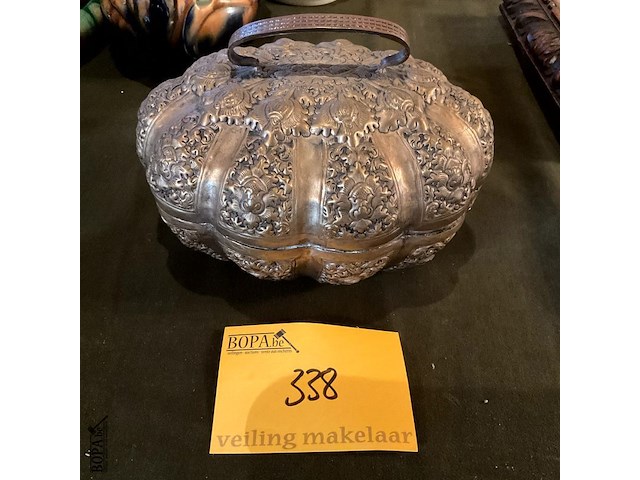 Lot 338 - tinnen of verzilverde doos /juwelenbox bijzondere vormgeving - afbeelding 1 van  4