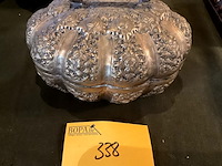 Lot 338 - tinnen of verzilverde doos /juwelenbox bijzondere vormgeving - afbeelding 1 van  4