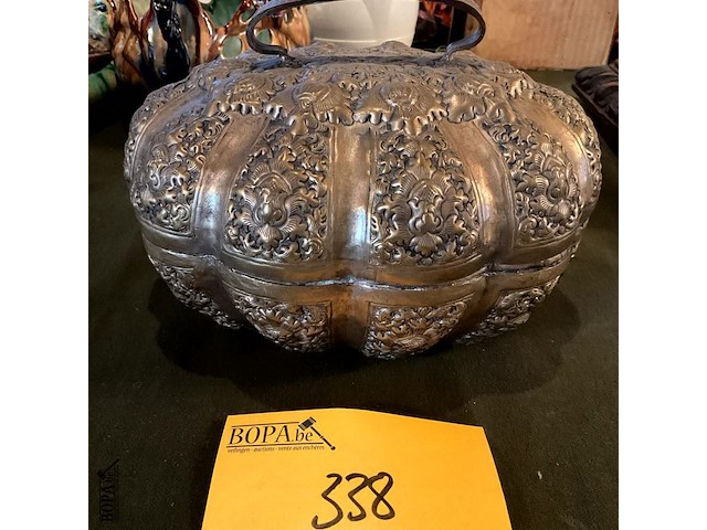 Lot 338 - tinnen of verzilverde doos /juwelenbox bijzondere vormgeving - afbeelding 2 van  4