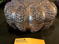 Lot 338 - tinnen of verzilverde doos /juwelenbox bijzondere vormgeving - afbeelding 2 van  4