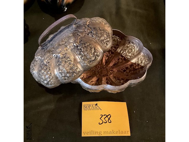 Lot 338 - tinnen of verzilverde doos /juwelenbox bijzondere vormgeving - afbeelding 3 van  4