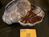 Lot 338 - tinnen of verzilverde doos /juwelenbox bijzondere vormgeving - afbeelding 3 van  4