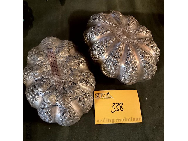 Lot 338 - tinnen of verzilverde doos /juwelenbox bijzondere vormgeving - afbeelding 4 van  4