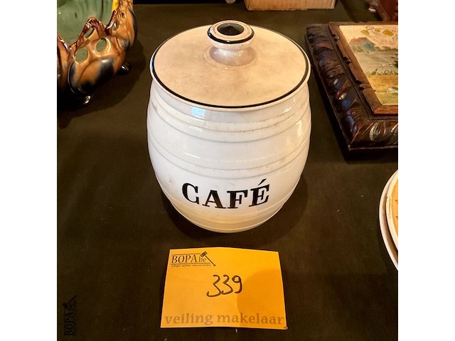 Lot 339 - koffiepot met deksel porselein maastricht - afbeelding 1 van  3