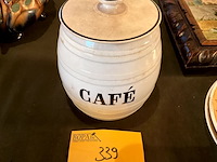 Lot 339 - koffiepot met deksel porselein maastricht - afbeelding 1 van  3