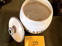 Lot 339 - koffiepot met deksel porselein maastricht - afbeelding 2 van  3
