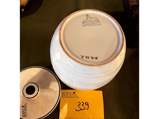 Lot 339 - koffiepot met deksel porselein maastricht - afbeelding 3 van  3