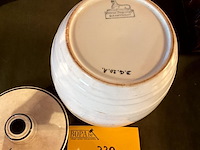 Lot 339 - koffiepot met deksel porselein maastricht - afbeelding 3 van  3