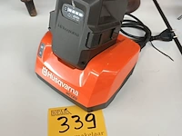 Lot 339 - lader en batterij husqvarna - afbeelding 1 van  4