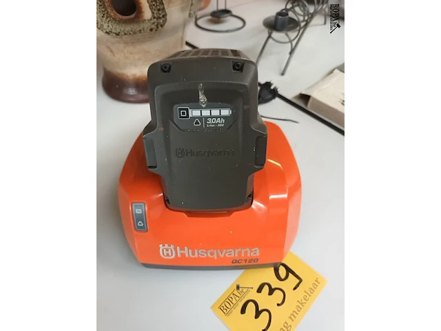 Lot 339 - lader en batterij husqvarna - afbeelding 2 van  4