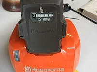 Lot 339 - lader en batterij husqvarna - afbeelding 2 van  4