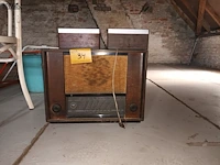 Lot 34 - antieke radio met boxen - afbeelding 1 van  3