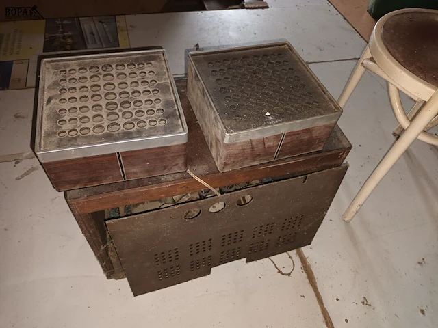 Lot 34 - antieke radio met boxen - afbeelding 2 van  3