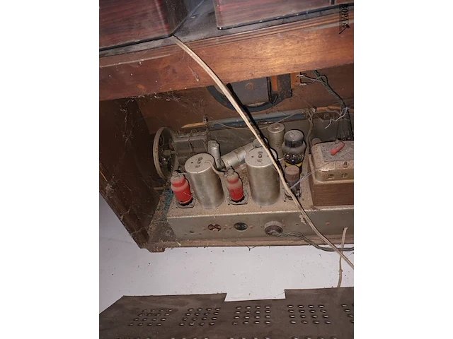Lot 34 - antieke radio met boxen - afbeelding 3 van  3