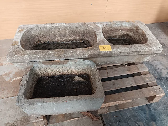 Lot 34 - betonnen drinkbak. 2 stuks - afbeelding 1 van  5