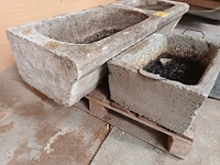 Lot 34 - betonnen drinkbak. 2 stuks - afbeelding 4 van  5