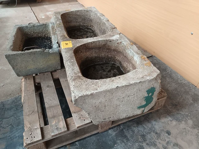 Lot 34 - betonnen drinkbak. 2 stuks - afbeelding 5 van  5