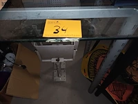 Lot 34 - hoge tafel met glazen blad - afbeelding 1 van  3