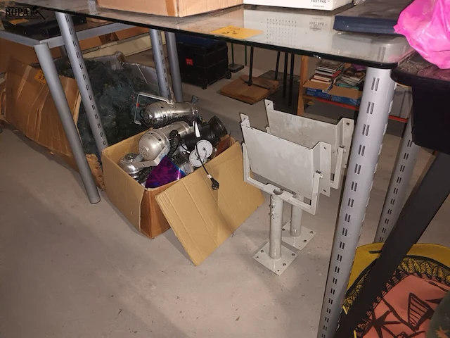 Lot 34 - hoge tafel met glazen blad - afbeelding 2 van  3