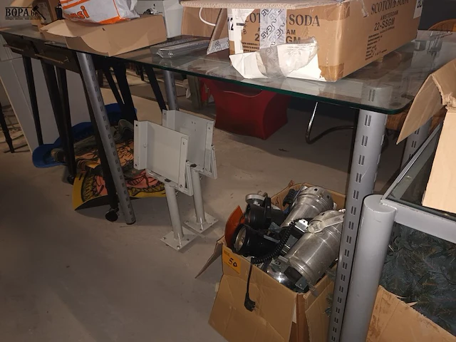Lot 34 - hoge tafel met glazen blad - afbeelding 3 van  3