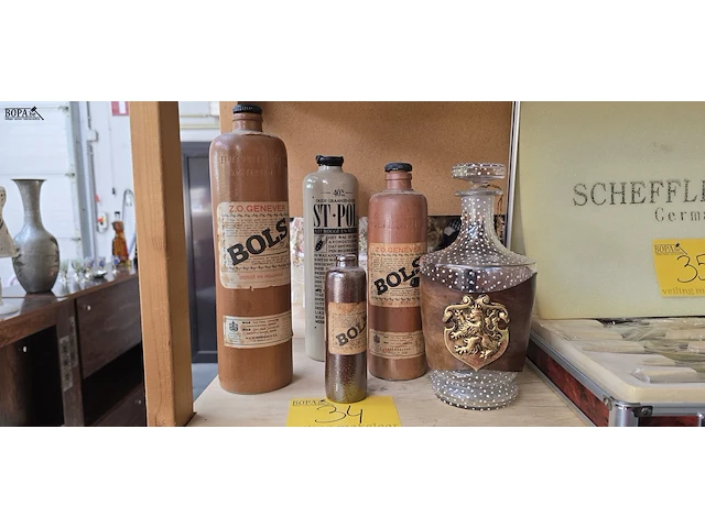 Lot 34 - karaf met leren omhusel en leeuw van vlaanderen en lege fles - afbeelding 1 van  4