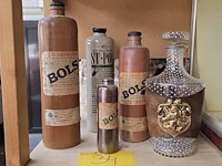 Lot 34 - karaf met leren omhusel en leeuw van vlaanderen en lege fles - afbeelding 1 van  4
