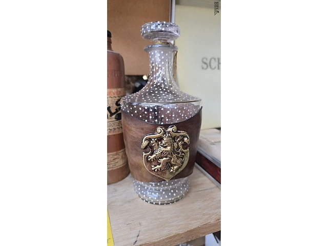 Lot 34 - karaf met leren omhusel en leeuw van vlaanderen en lege fles - afbeelding 2 van  4