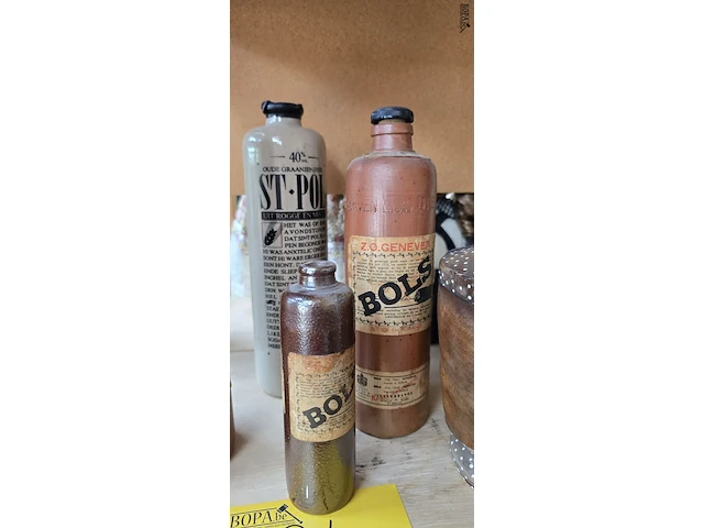 Lot 34 - karaf met leren omhusel en leeuw van vlaanderen en lege fles - afbeelding 3 van  4