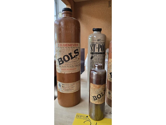 Lot 34 - karaf met leren omhusel en leeuw van vlaanderen en lege fles - afbeelding 4 van  4